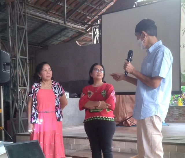 Pak Steve Madyo sebagai pembicara pertama sedang berdialog soal perasaan sebagai katua SKKS bersama bu Etty dan bu Lita PAKAI